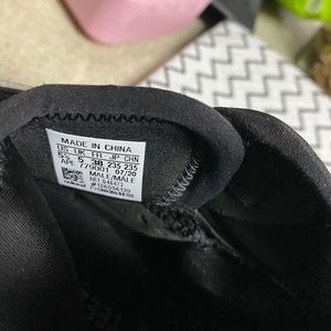 SOLD YEEZY QTM 5.5 USED (inside tag)